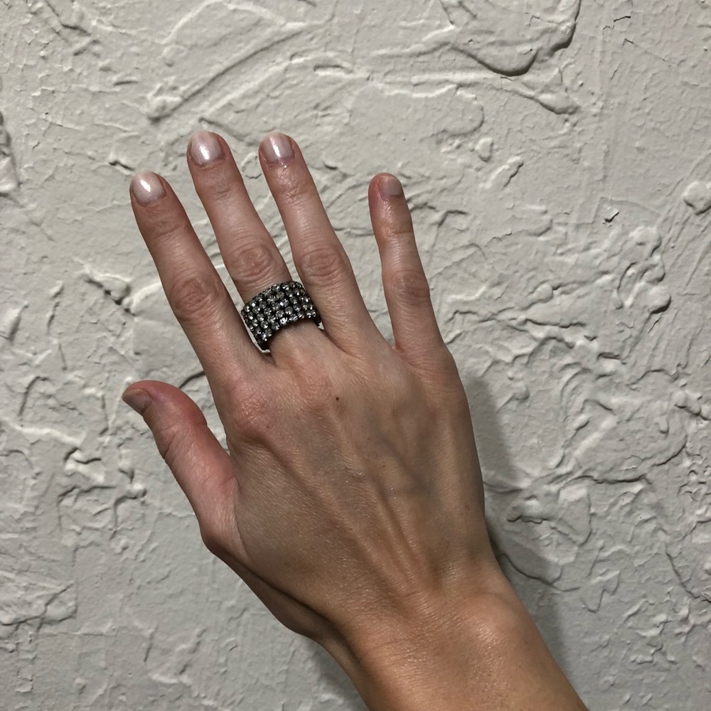 Sparkly stretch statement ring. - Picture 5 of 5